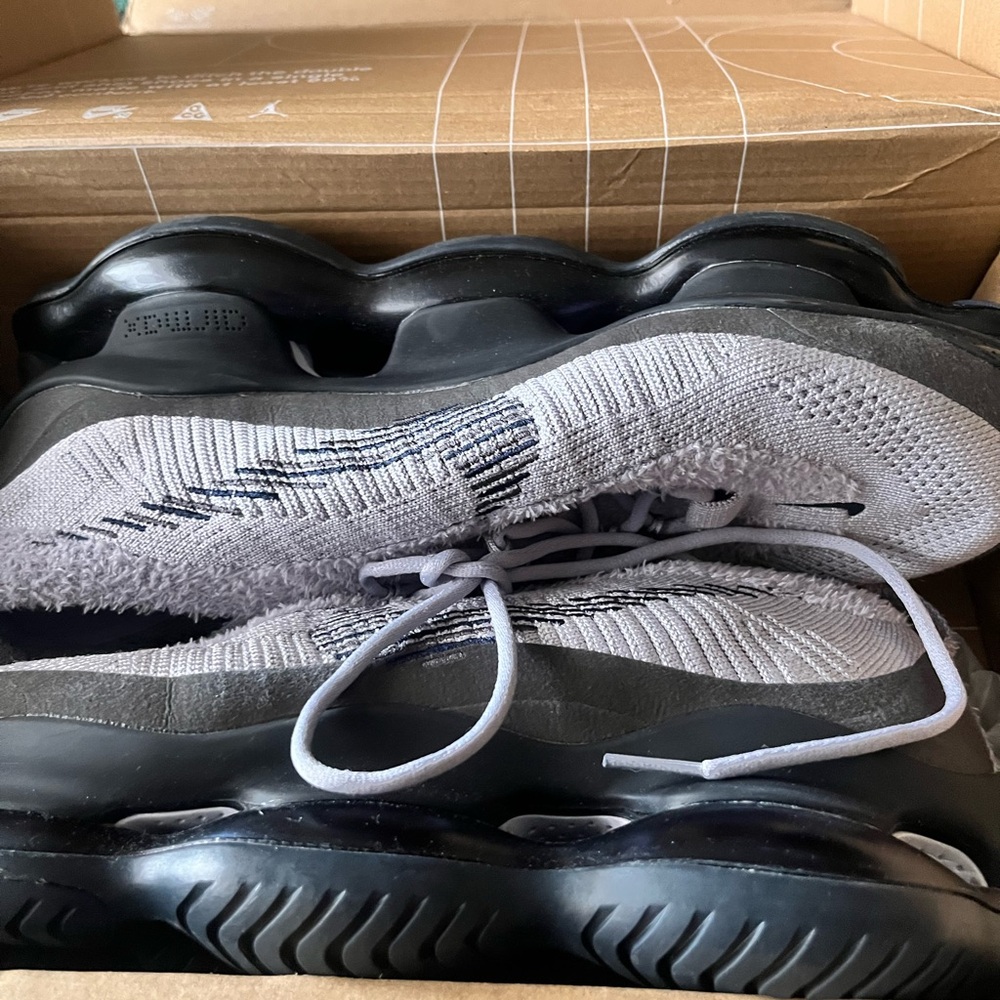 NEW Nike air max scorpion Gray Knit Sneakers size 9.5. Beautiful & comfortably.